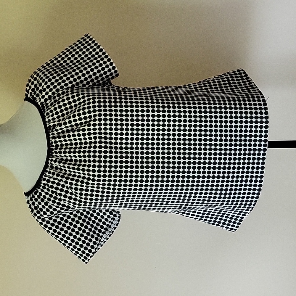 Short sleeve top with zip back at neck